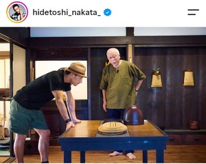 【サッカー】中田英寿さん、黒Ｔ＆短パン姿からのぞく腕筋、ふくらはぎ筋　竹工芸家を訪問「鍛えてるのか」