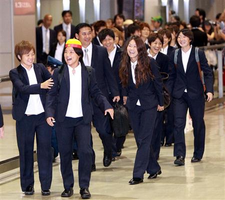 【女子サッカー】FW大野 中国の帽子をかぶり、笑顔で帰国 ...