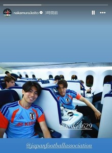 【サッカー】日本代表・中村敬斗、機内でくつろぐ写真を公開 さわやか笑顔で小川航基と水色半袖ユニ姿のサムネイル