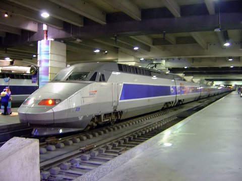 800px-TGV_train_inside_Gare_Montparnasse_DSC08895