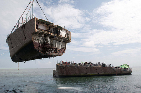 Bow-Section-of-USS-Guardian-Safely-Lifted