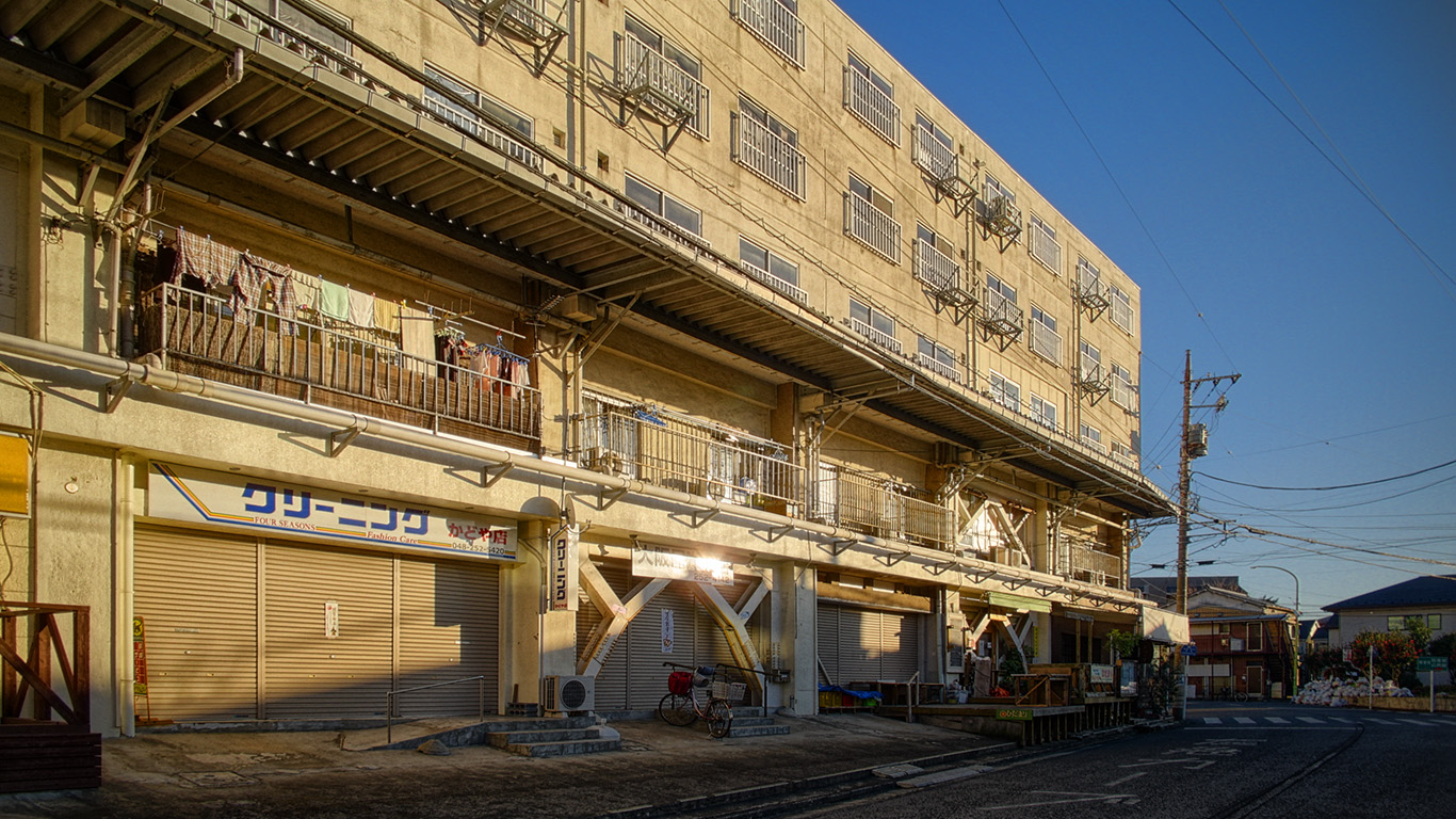 ディテールアップのせいで一般人は近寄りがたい貧民窟のように見えるがふつーの公営住宅であるという感じのhdr はやしのなか ディテールアップのせいで一般人は近寄りがたい貧民窟のように見えるがふつーの公営住宅であるという感じのhdr はやしのなか