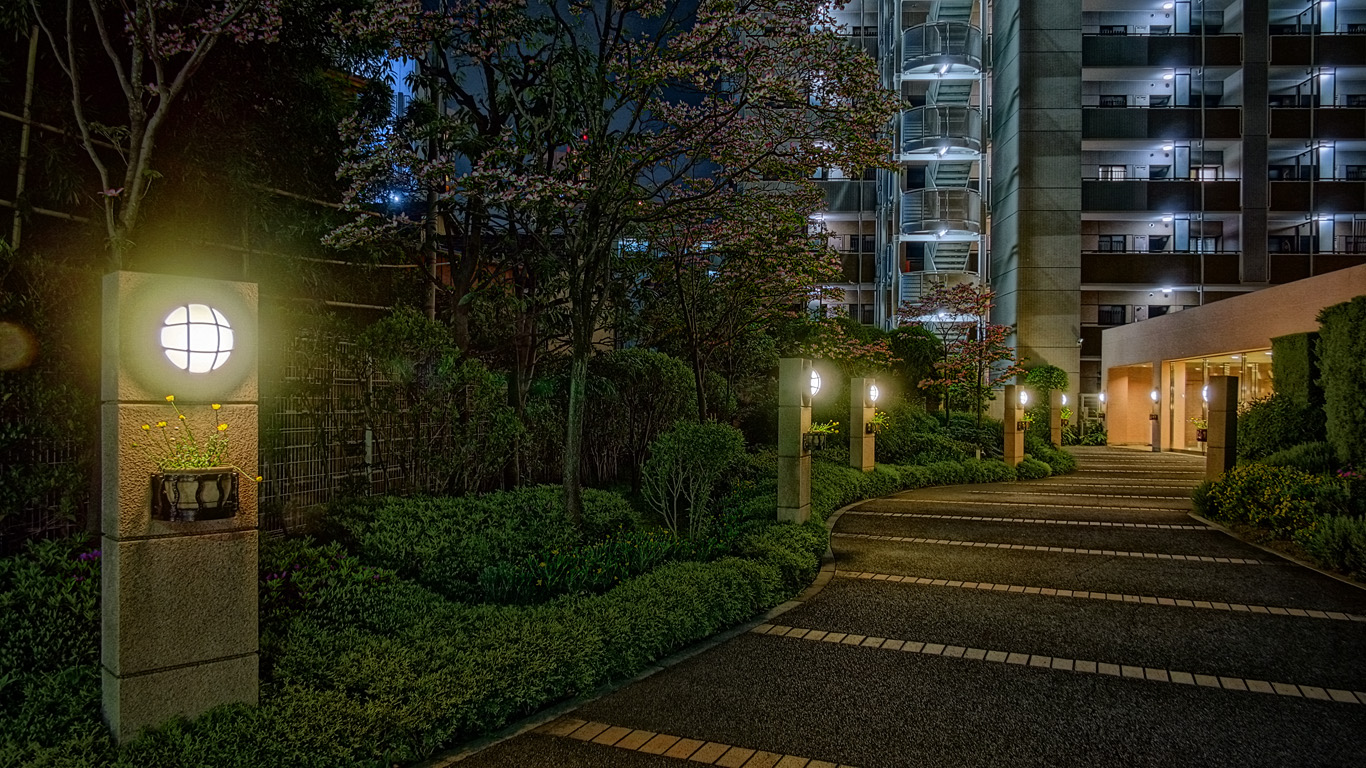 夜のマンションの明かり付きエントランスはこんなふうに撮るもんだという感じのhdr はやしのなか 夜のマンションの明かり付きエントランスはこんなふうに撮るもんだという感じのhdr はやしのなか