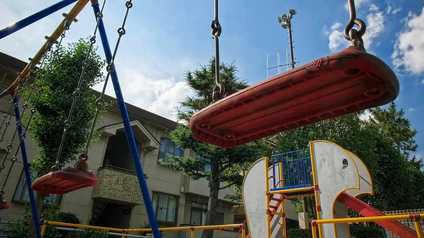 立ちこぎのブランコを下から見上げてみようという感じのhdr はやしのなか 立ちこぎのブランコを下から見上げてみようという感じのhdr はやしのなか