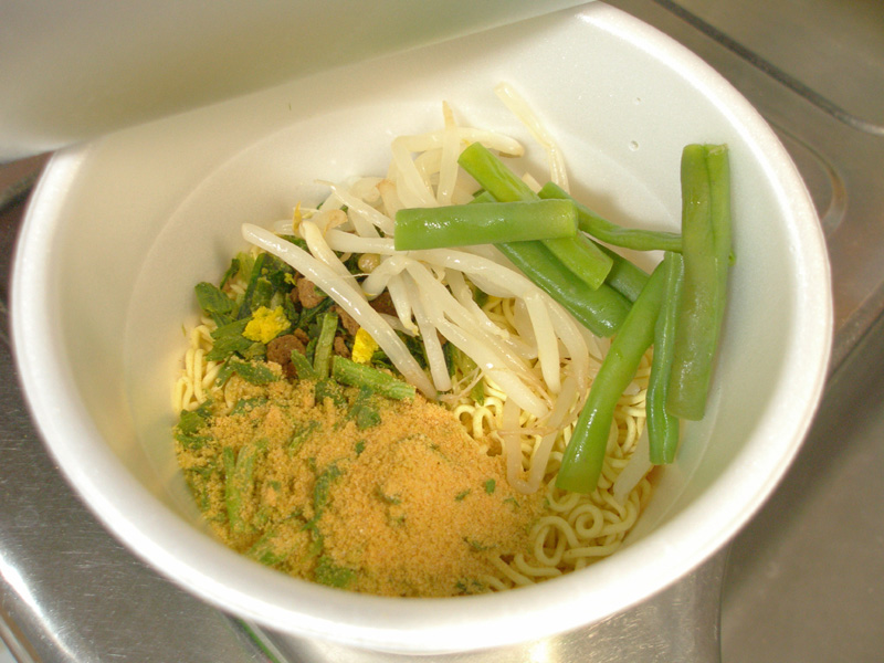 エースコックのラブライブi love ニラうま辛豚骨ラーメンは意外と辛いし正直まずい はやしのなか エースコックのラブライブi love ニラうま辛豚骨ラーメンは意外と辛いし正直まずい はやしのなか