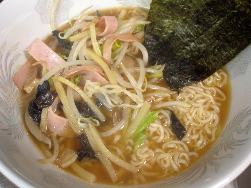 安物インスタントラーメン因縁の対決大黒akagi醤油ラーメン Vs 麺のスナオシサッポロラーメンしょうゆ味 はやしのなか