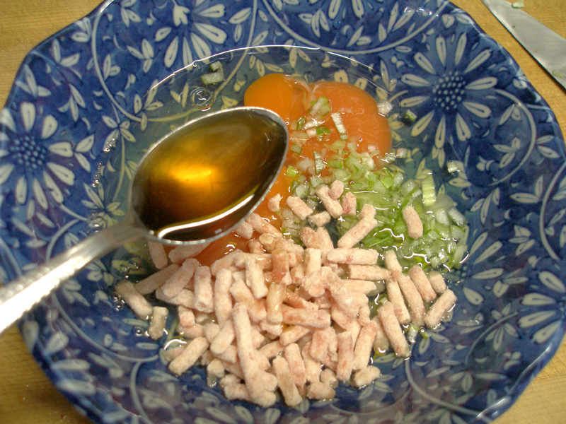 ケチャップにトムヤムパウダーを入れて作る簡易チリソースで食べるタイ風玉子焼きがかなりおいしくてご飯が進む はやしのなか ケチャップにトムヤムパウダーを入れて作る簡易チリソースで食べるタイ風玉子焼きがかなりおいしくてご飯が進む はやしのなか