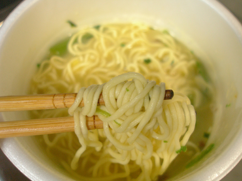 エースコックのラブライブｉ ｌｏｖｅ ニラうま辛豚骨ラーメンは意外と辛いし正直まずい はやしのなか