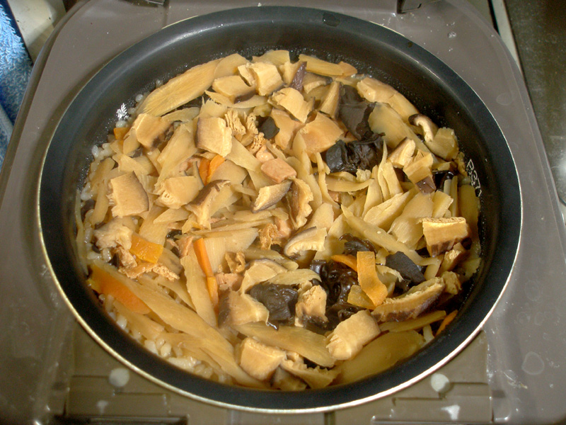 期限切れ後1年たったグリコの炊き込み御膳鶏ごぼうで作った炊き込みご飯はなんの問題もなくおいしい はやしのなか 期限切れ後1年たったグリコの炊き込み御膳鶏ごぼうで作った炊き込みご飯はなんの問題もなくおいしい はやしのなか