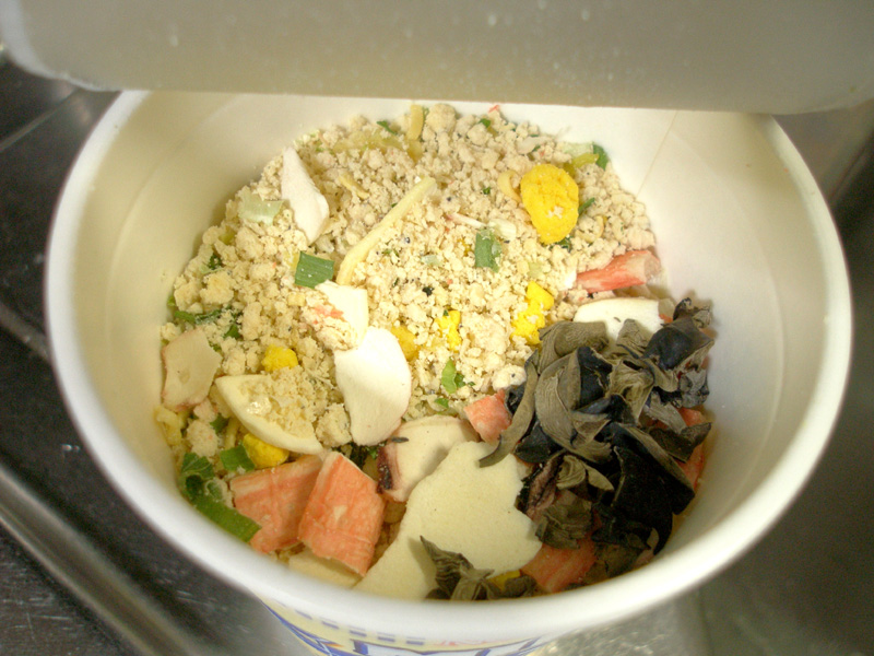 日清のミルクシーフードヌードルは海鮮豆乳鍋の残り汁みたいなイメージだがどんなもんだろう はやしのなか 日清のミルクシーフードヌードルは海鮮豆乳鍋の残り汁みたいなイメージだがどんなもんだろう はやしのなか