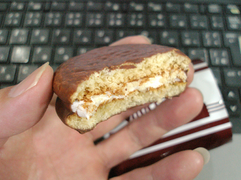 バニラ風味は強くないがこれで100円なら充分だと思うハッピーポケットのチョコパイマシュマロバニラ風味 はやしのなか バニラ風味は強くないがこれで100円なら充分だと思うハッピーポケットのチョコパイマシュマロバニラ風味 はやしのなか
