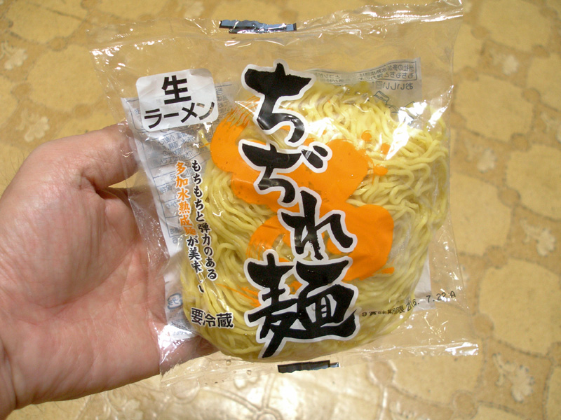 業務スーパーで売ってる２７円と３６円の生ラーメンの麺２種を食べ比べてみたでござる はやしのなか