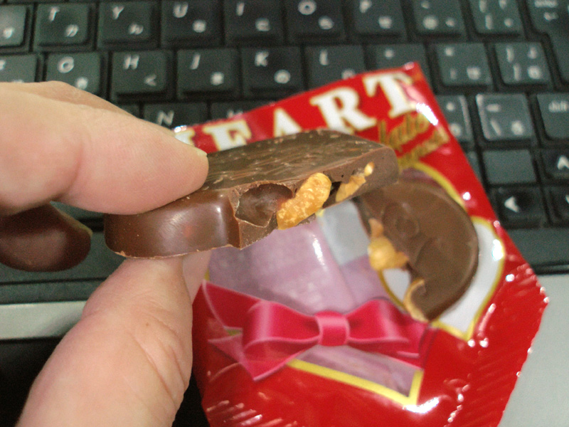 ただのピーナッツ入りチョコなのだがなんとなくホッとするおいしさの不二家ハートチョコレート はやしのなか ただのピーナッツ入りチョコなのだがなんとなくホッとするおいしさの不二家ハートチョコレート はやしのなか