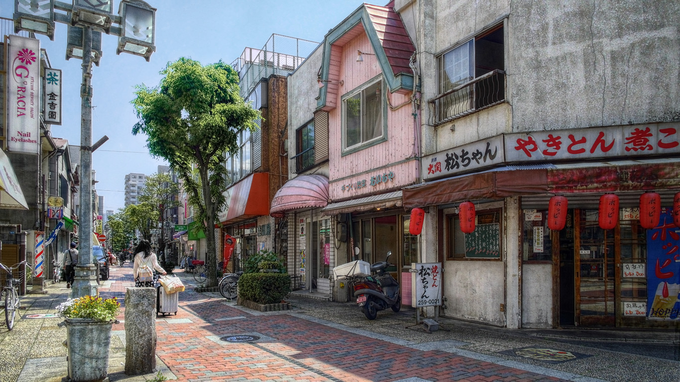 なんのへんてつもない真っ昼間の昔ながらの商店街のはずれのほうという感じのhdr はやしのなか なんのへんてつもない真っ昼間の昔ながらの商店街のはずれのほうという感じのhdr はやしのなか