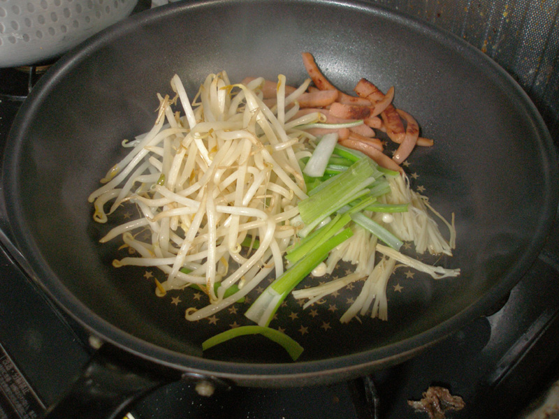 シマダヤのトレーのないエコ商品 焼そば鉄板麺縁日ソース味もちもち太めんは意外とあっさり味でそこそこうまい はやしのなか
