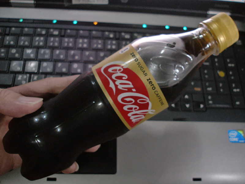 コカコーラのゼロフリーからゼロカフェインへモデルチェンジしたけど中身は同じだと思う はやしのなか