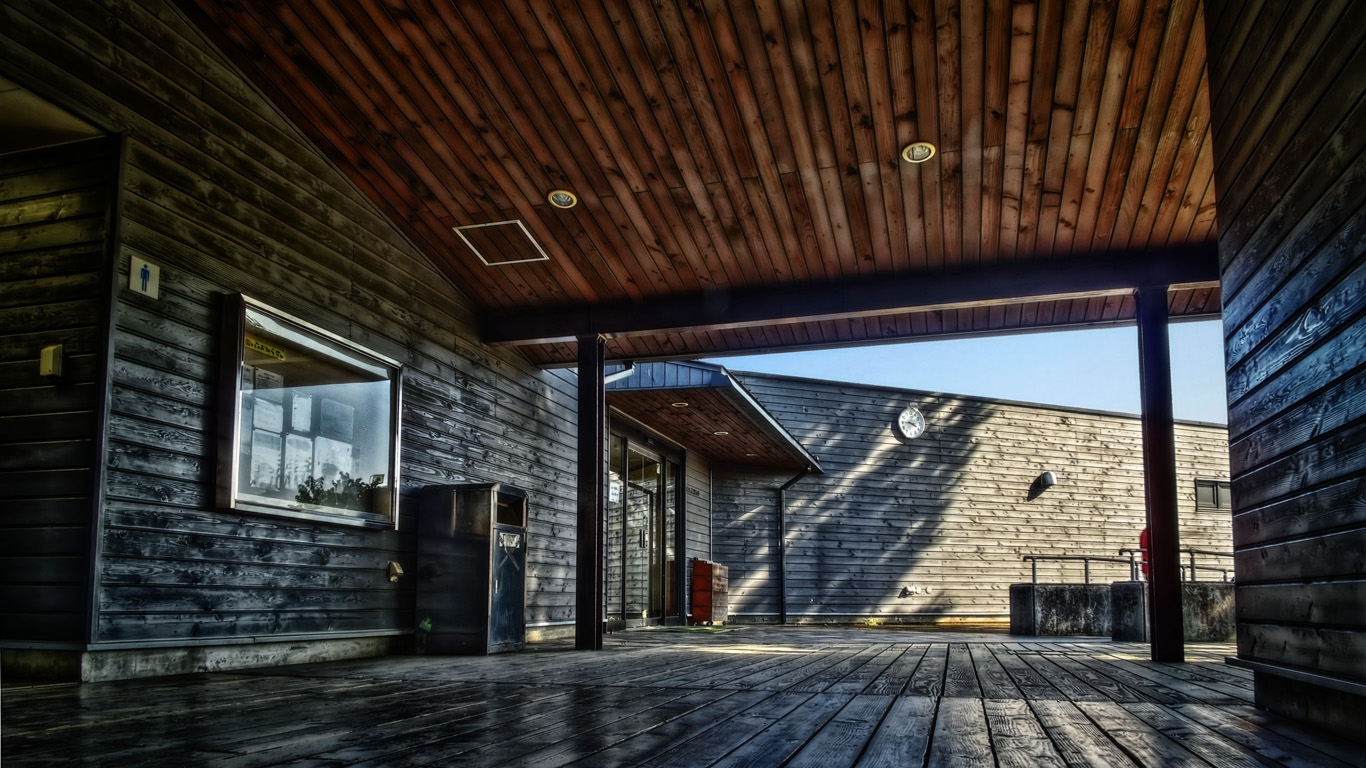 一見するとなにかよさげな建物に見えるがよーするにトイレであるという感じのｈｄｒ はやしのなか