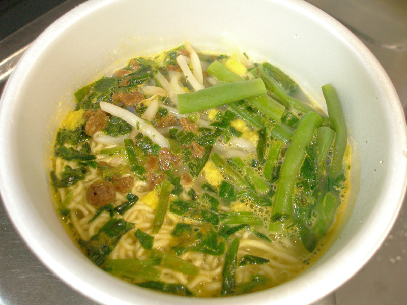 エースコックのラブライブｉ ｌｏｖｅ ニラうま辛豚骨ラーメンは意外と辛いし正直まずい はやしのなか