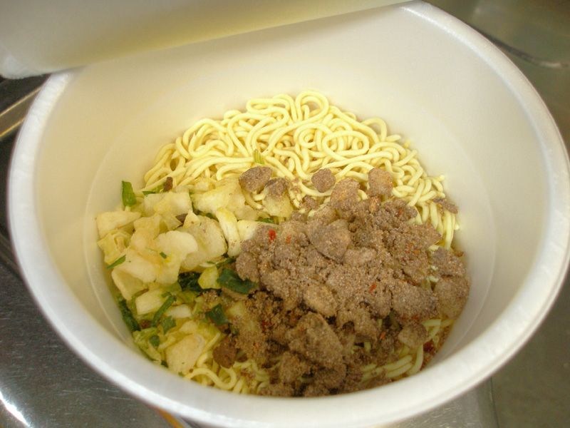 ふつーのカップ麺の醤油味にしか思えないエースコックのラブライブ i love 玉ねぎ豚だし醤油ラーメン はやしのなか ふつーのカップ麺の醤油味にしか思えないエースコックのラブライブ i love 玉ねぎ豚だし醤油ラーメン はやしのなか