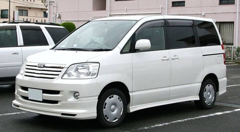 1280px-2001-2004_Toyota_Noah