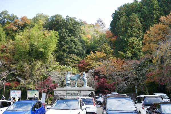 天守炎上 郡上八幡城の紅葉 11月18日までライトアップ やまさんがくる