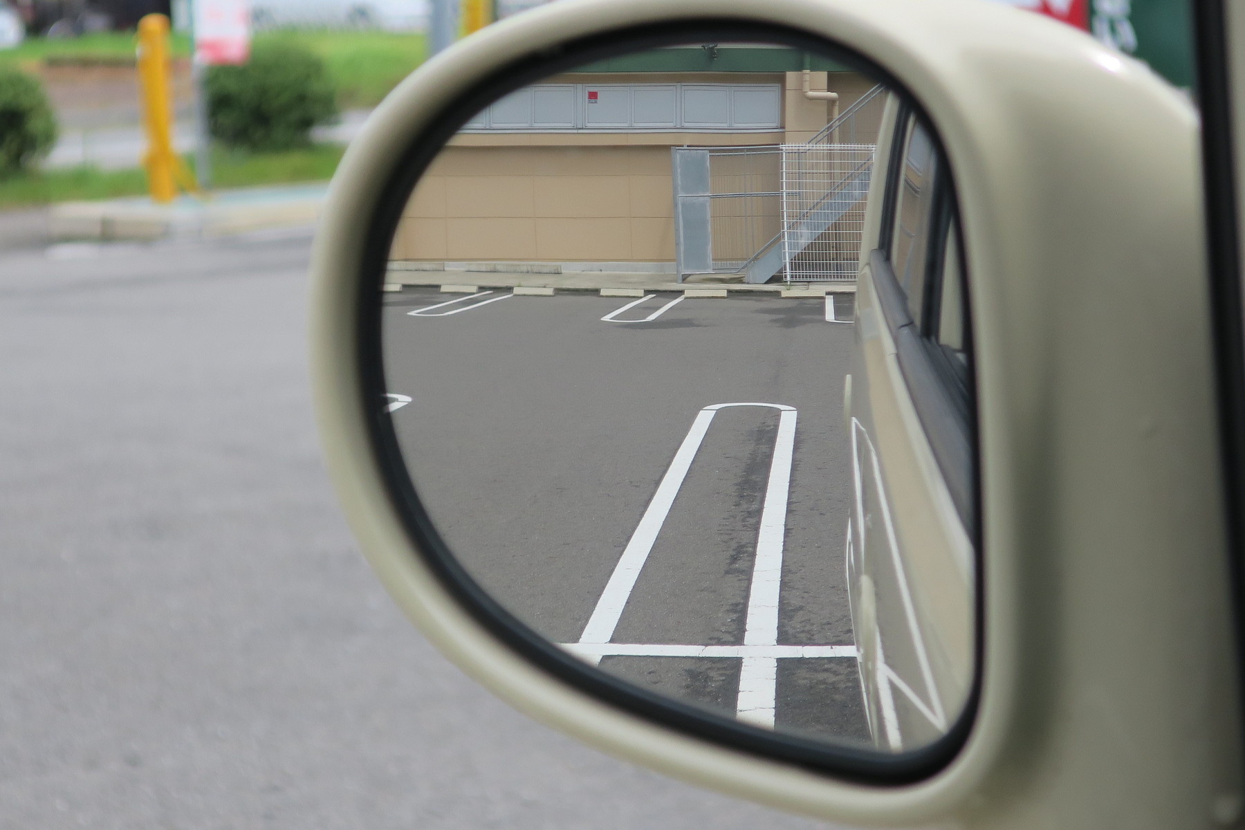 狭い道の運転が苦手なら 左のサイドミラーをやや下向きにしよう やまさんがくる 狭い道の運転が苦手なら 左のサイドミラーをやや下向きにしよう やまさんがくる