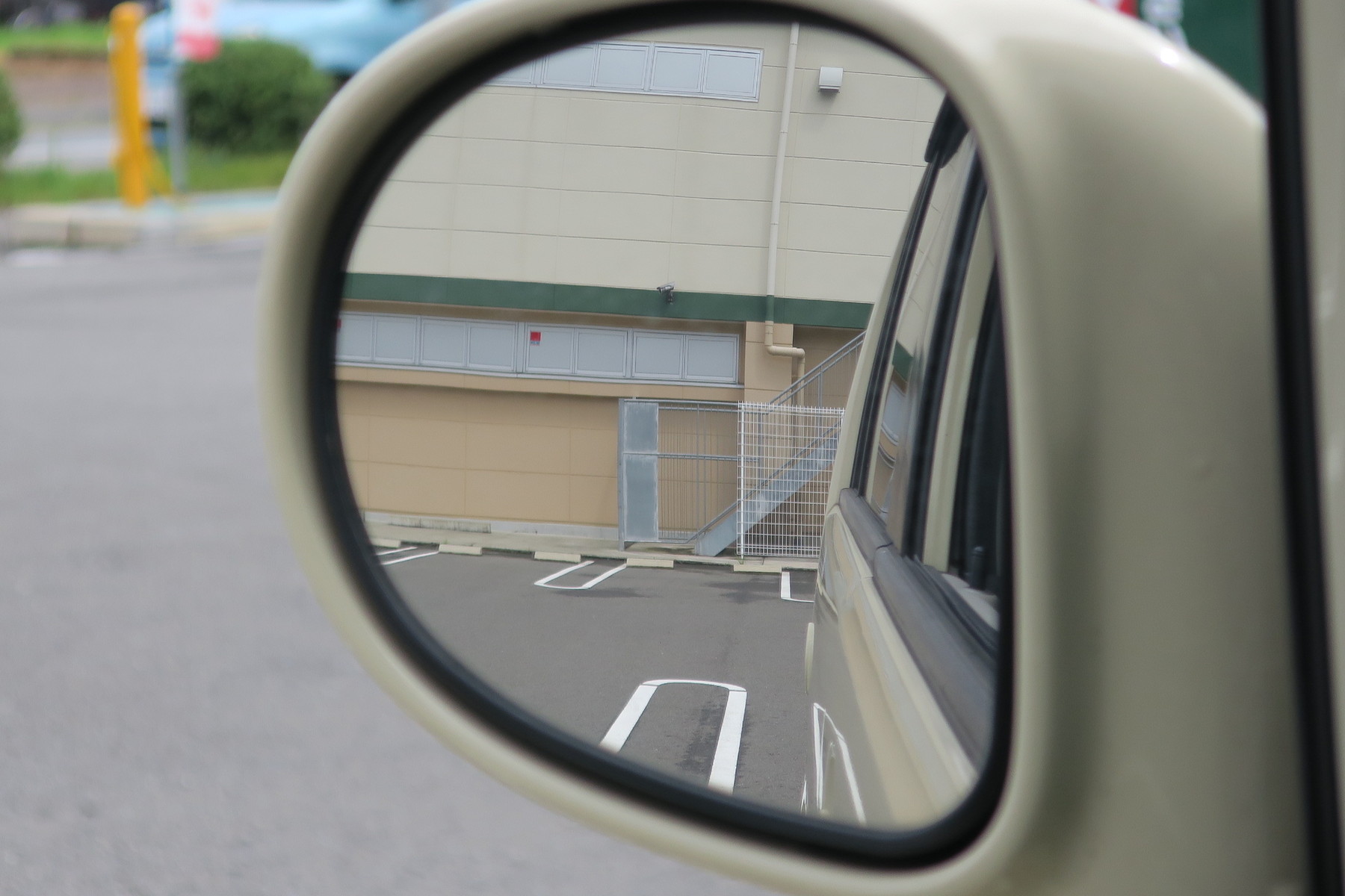 狭い道の運転が苦手なら 左のサイドミラーをやや下向きにしよう やまさんがくる