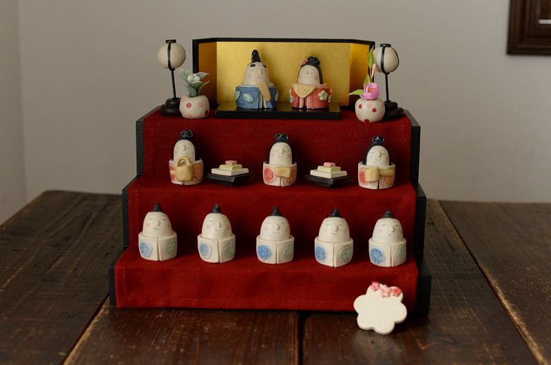 岡崎順子さんおひなさま3段飾り（白）おはじき付き