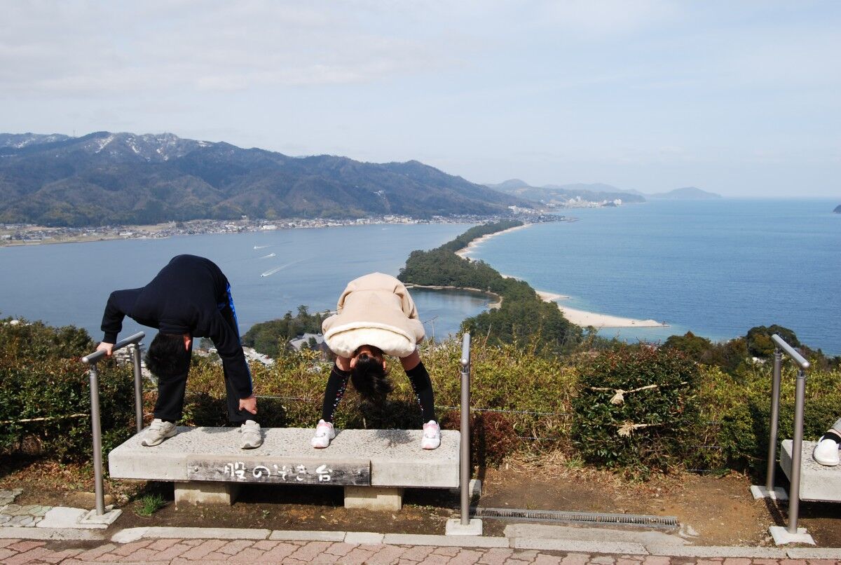 【悪ガキかよ】天橋立「股のぞき」　同僚に体押され15m下へ転落　運営会社「これほどの事故初めて」　悪ふざけが過ぎたか ★2  [ごまカンパチ★]