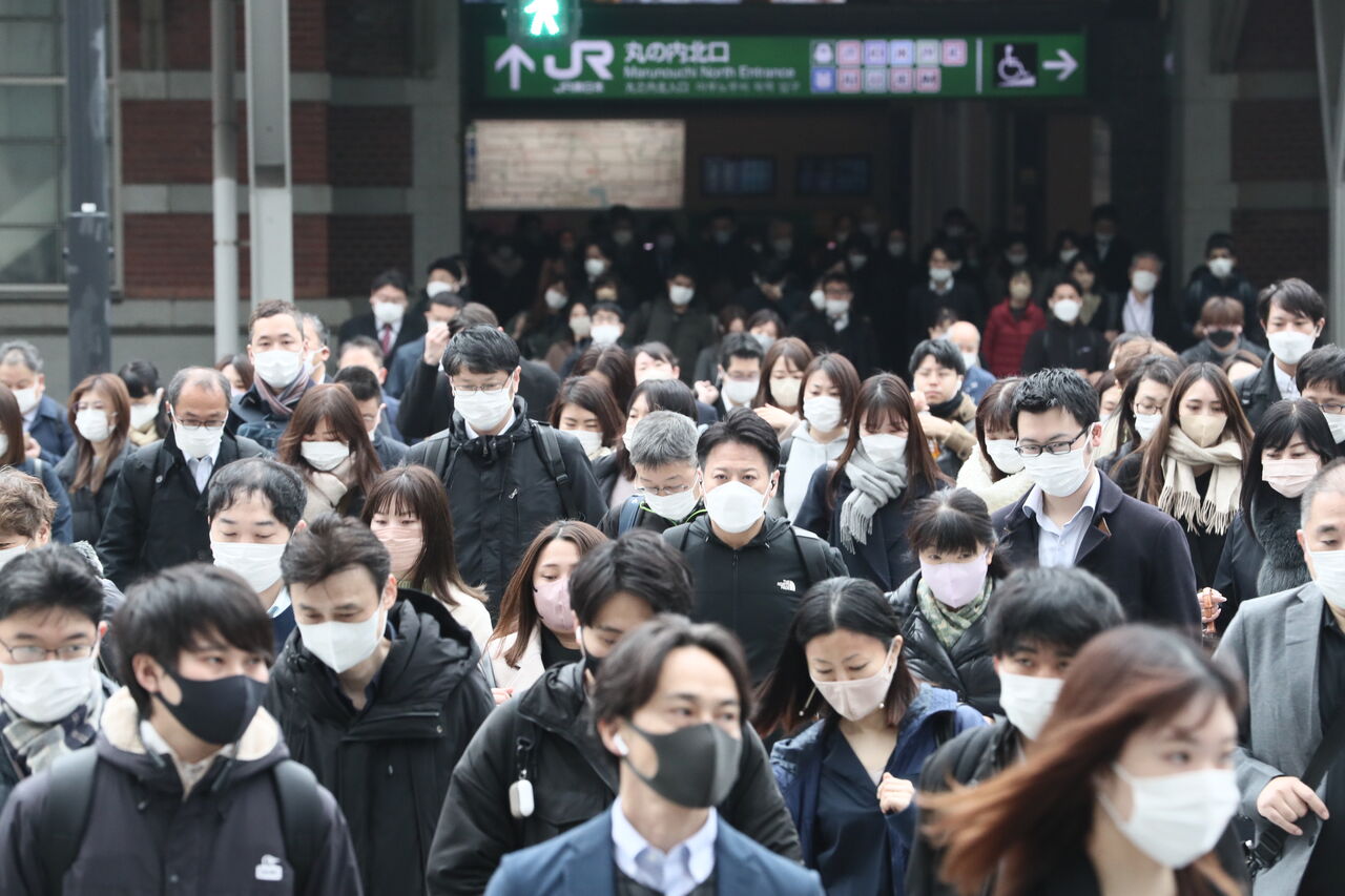 【通勤通学】混雑する通勤、マスクで予防　「個人の判断」緩和初日の東京駅前  [七波羅探題★]