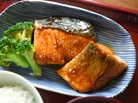 焼き鮭の「皮」、食べる？　捨てる？　実は栄養豊富らしい。　管理栄養士に聞いてみた  [ぐれ★]