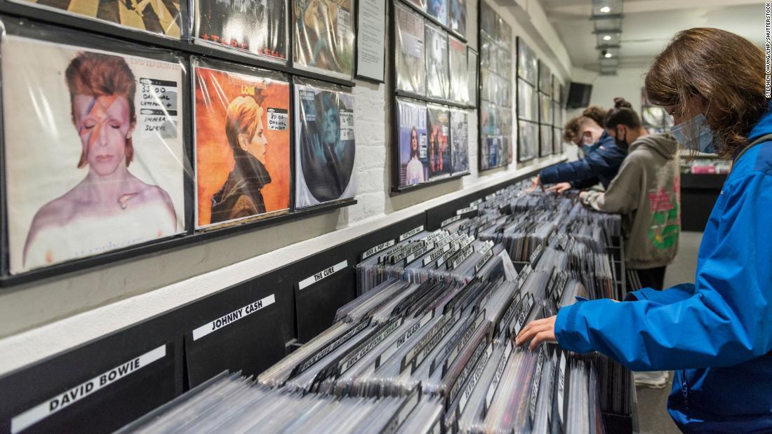 米国でレコード人気、CDの販売枚数上回る　35年ぶり