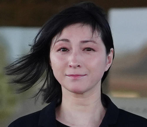 広末涼子釈放　本人から「頭を下げたい」と申し出があった。警察説明　黒スーツ、靴も黒