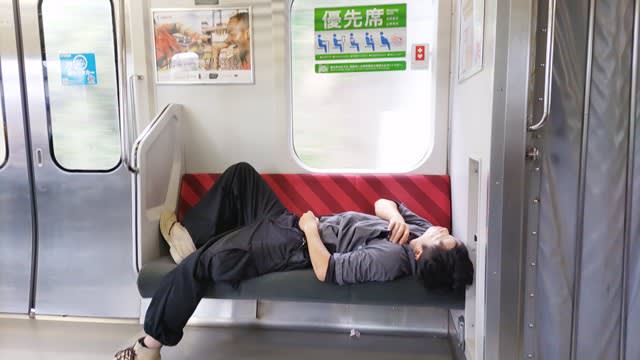 【おばたのお兄さん】優しい世界じゃねぇな。電車の『優先席』めぐり炎上…おばたのお兄さんネットの「専用席じゃない」の声に自身の思い