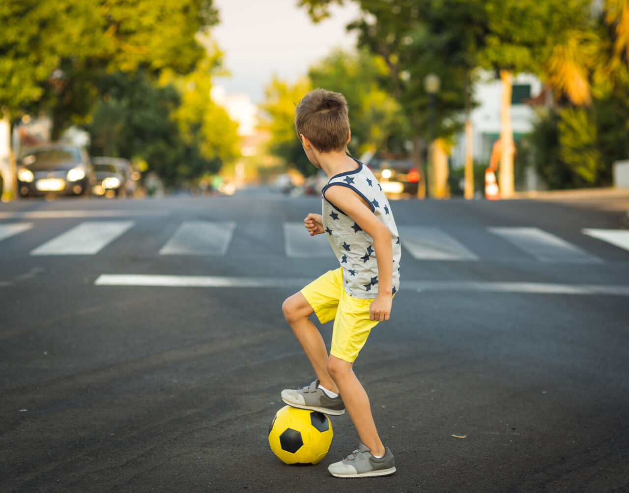 暴力は駄目だが気持ちは分かる 家の壁にサッカーボール うるさいやないか 72歳男 激怒し小3男子の顔面を拳で殴打 自転車を地面に叩きつけ逮捕 ばーど フリーダム ルーム