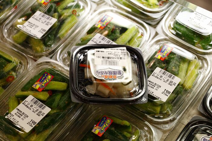 【いけません】スーパー内で、あちこちに放置される食品…　「廃棄処分になります」客のマナー違反に憤る