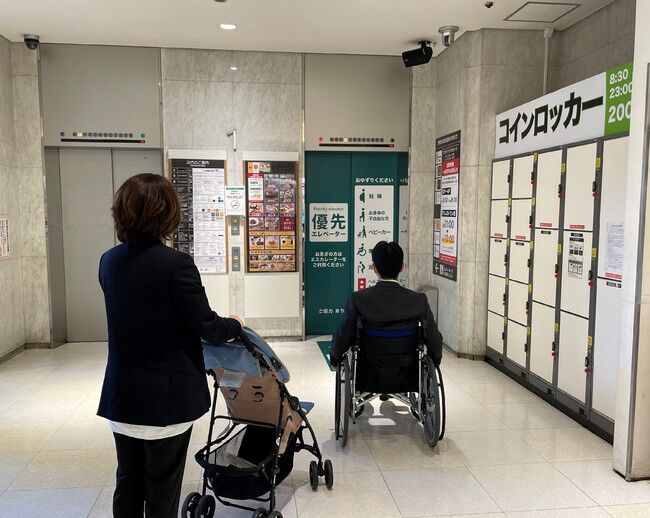 【優しくないね】「優先エレベーター」若者ら占有　満員で5回乗れなかった車いす難病女性「譲ってもらえませんか？」…舌打ちと心ない言葉で拒否  [ぐれ★]