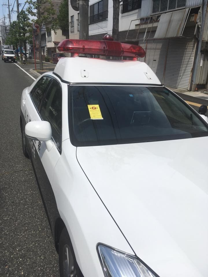 駐車禁止場所で覆面パトがハンバーガー食べる。通行人が110番するもルール守らず口頭注意「同僚の目が気になり…」