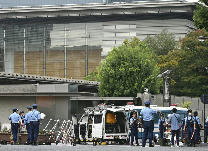 自民党本部に火炎瓶投げ込まれる。首相官邸に車突っ込んだ”情報男確