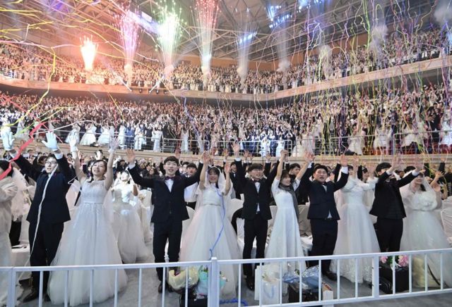 【速報】統一教会が合同結婚式 日本からも約550人、56カ国参加  ★4  [おっさん友の会★]