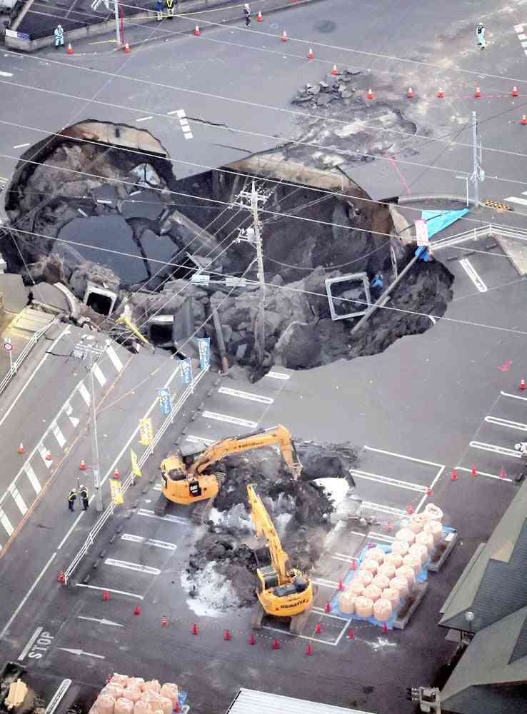 八潮市の道路陥没でトラック落下　穴が直径40ｍ以上に拡大…運転手救出へスロープ設置工事始まる