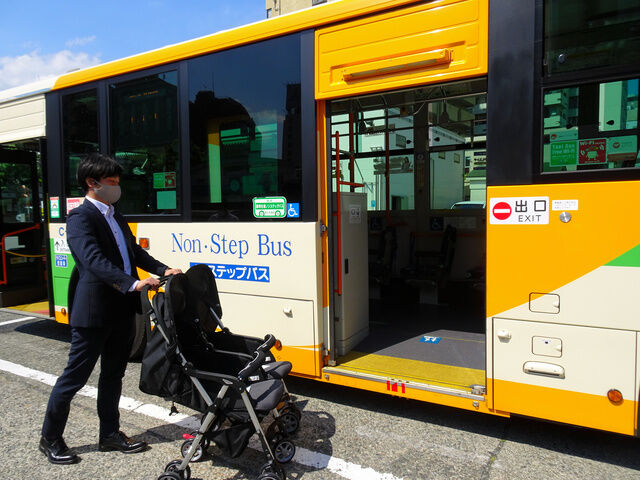 【双子ベビーカー】大山加奈、バス会社と顔合わせ　運転士たちが双子用ベビーカーの乗降車を体験 ★2  [muffin★]