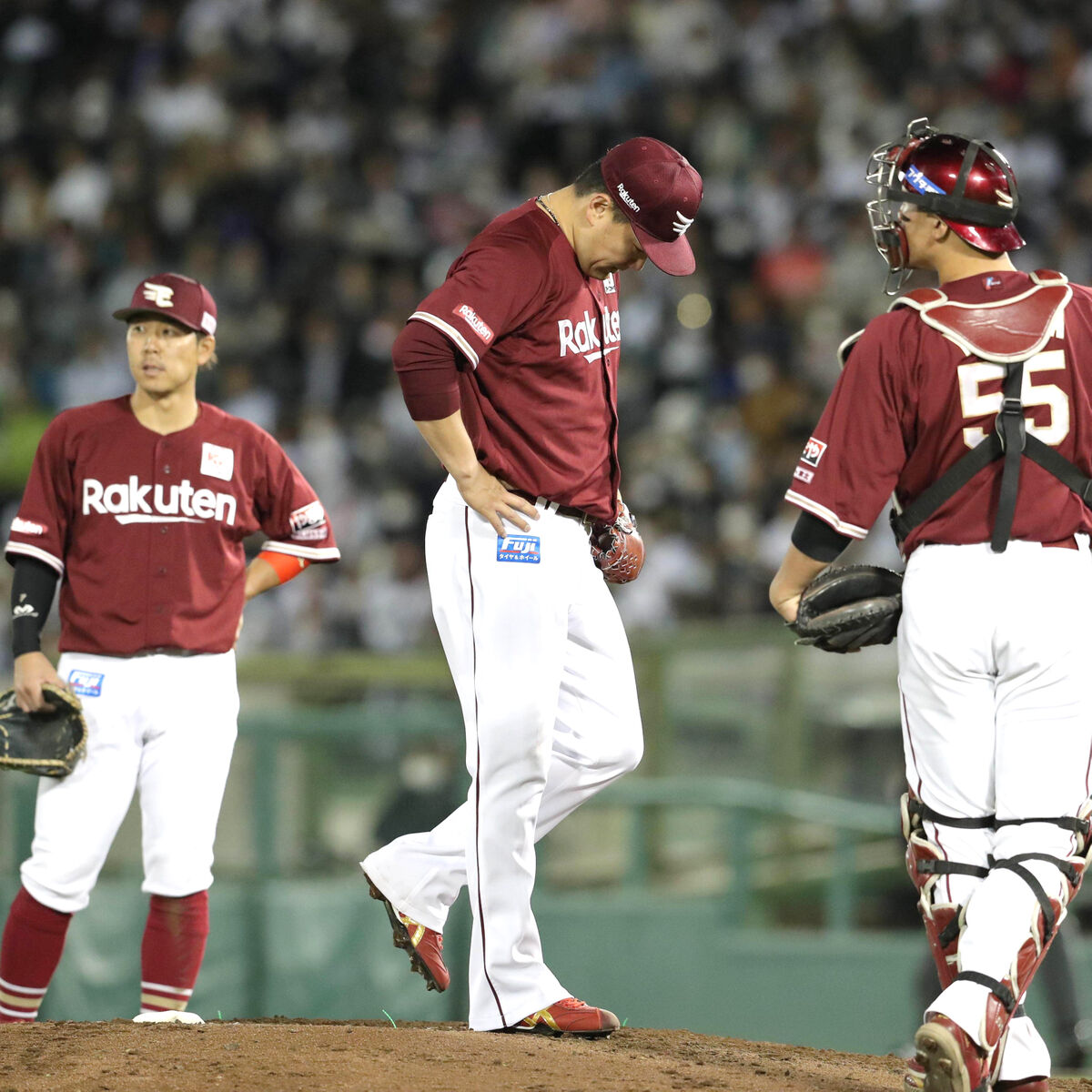 【ど～した！マー君！】田中投手、5回途中7失点でKO　被安打10 炎上にうつむく…　5回は1死も奪えず石井監督が決断  [jinjin★]