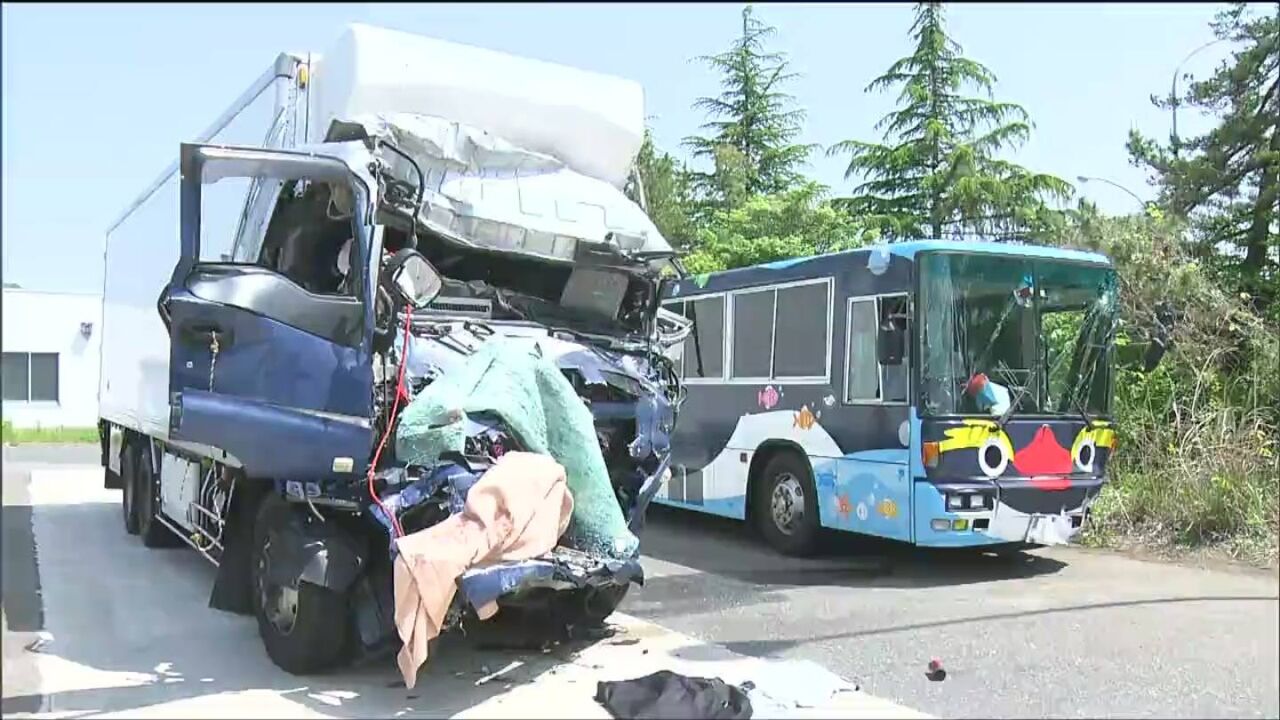 全員が停車中のバスから降り…トラックが追突、路上にいた男女3人はねられ死亡　東北道  [えりにゃん★]