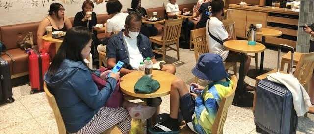 満席のスタバで、長居する女子高生に「席空きますか？」不審がられた“声かけ”に賛否わかれる  [♪♪♪★]