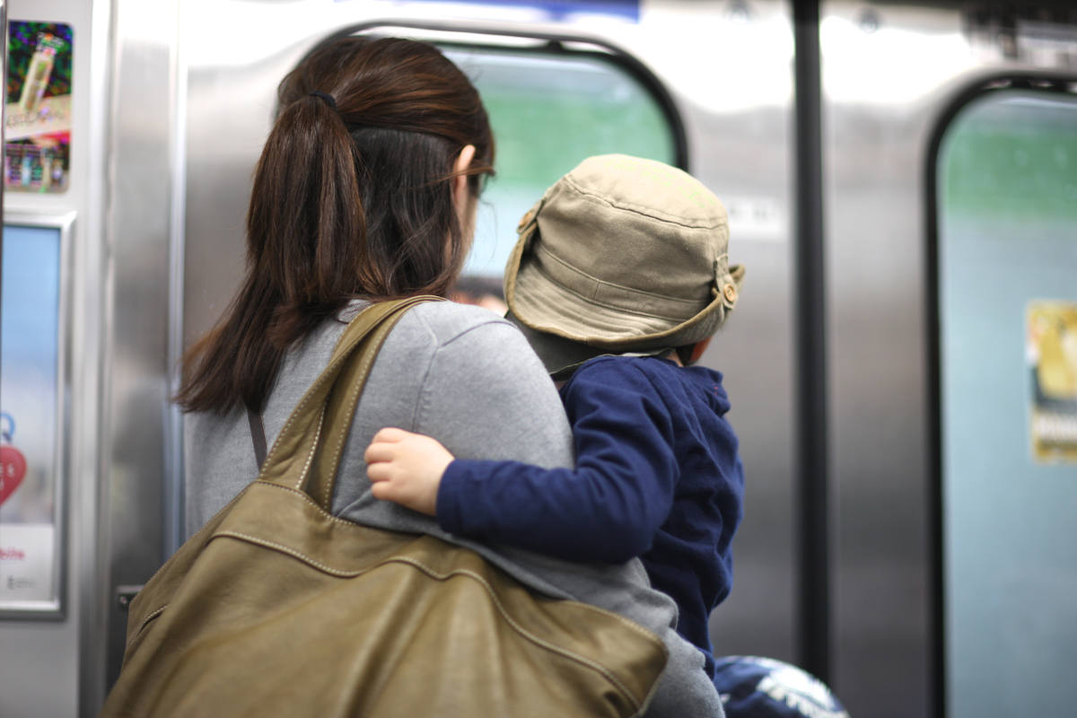 【社会】「満員電車に子連れで乗るな!」と怒る人の心理 優遇されている″ように見える″子育て世代に矛先が フリーダム ルーム 【社会】「満員電車に子連れで乗るな!」と怒る人の心理 優遇されている″ように見える″子育て世代に矛先が フリーダム ルーム