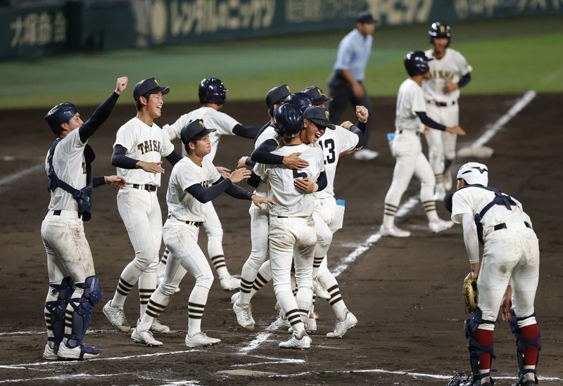 【甲子園】早実2－3×大社、 延長タイブレークでサヨナラ勝ち！93年ぶりベスト8進出！
