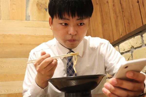 【迷惑客】スマホ片手の「ながら食い」 人気ラーメン店が苦渋の「禁止」　配慮求めても逆ギレ...残して帰る客も ★7  [鬼瓦権蔵★]