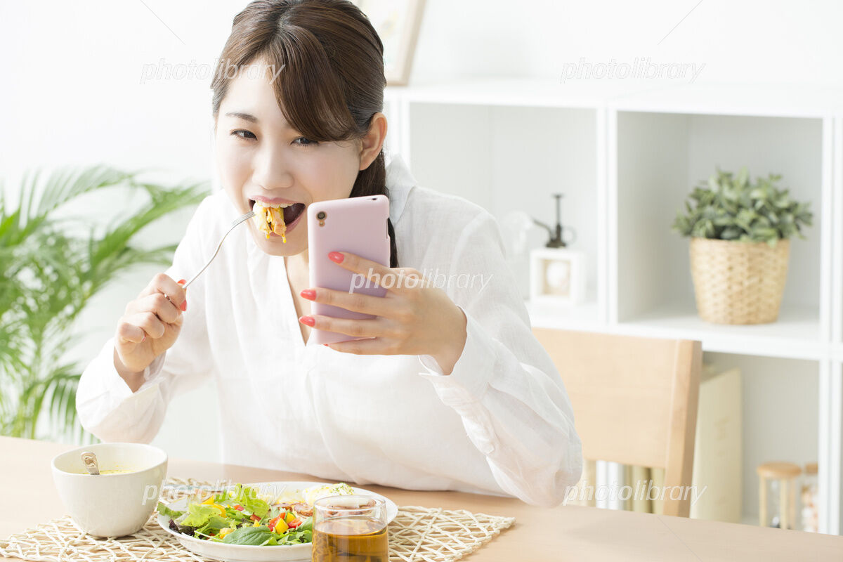 【お行儀悪いぞ】若者の8割が「スマホ見ながら飯」。そのうち6割が食事を作業的と認識