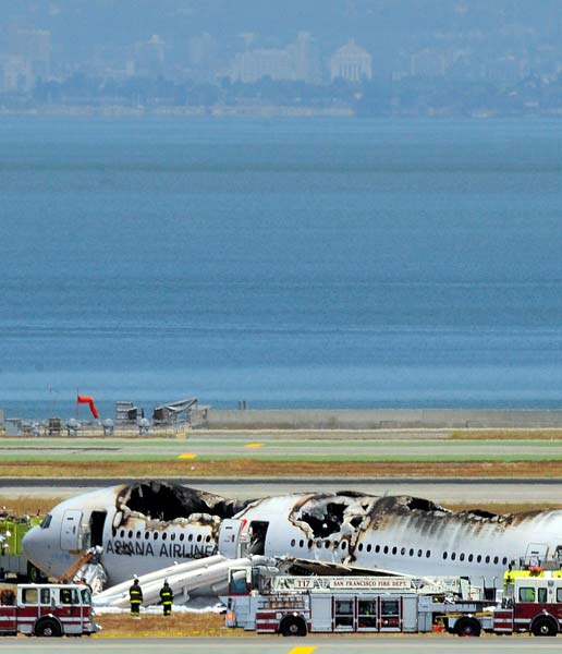 韓国南西部の激安空港で旅客機が胴体着陸、壁に激突し炎上  少なくとも28人死亡